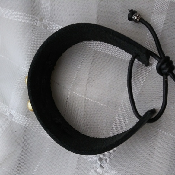 Soft leather cuff bracelet - Picture 5 of 7